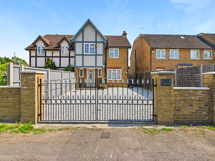 3 Bedroom Semi-Detached House For Sale In Homefield Road, Walton-On-Thames, KT12