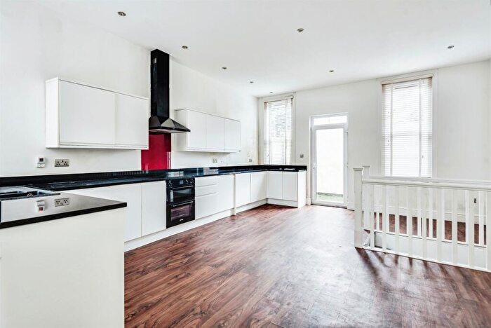 3 Bedroom Apartment For Sale In Bath Road, Swindon, SN1