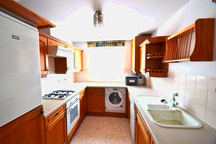 2 Bedroom Flat To Rent In Sandringham Court, Edgware, Middlesex, HA8