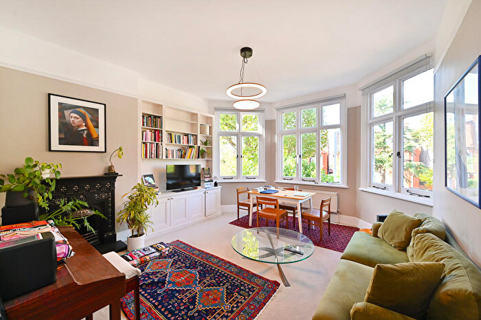 2 Bedroom Apartment For Sale In Mapesbury Road, London, NW2
