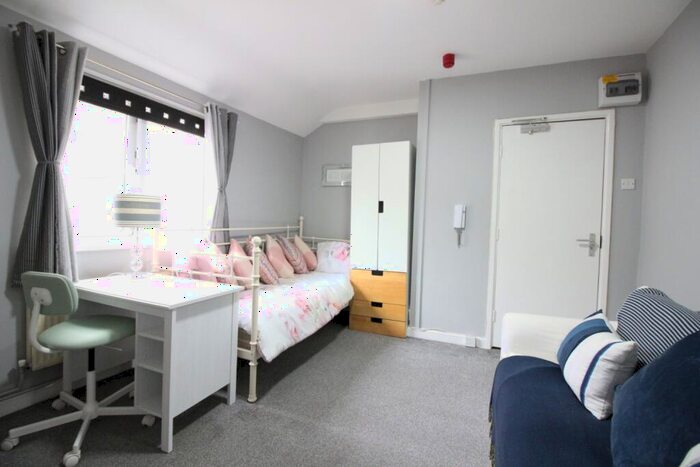 1 Bedroom Flat To Rent In Gold Street, Adamsdown, CF24
