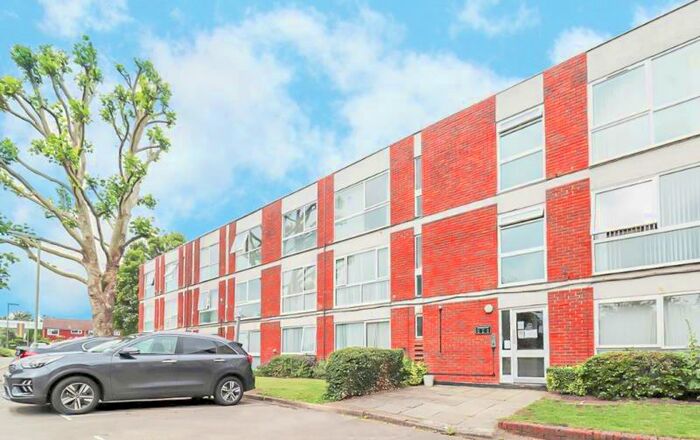 2 Bedroom Flat To Rent In Brantwood Court, W Byfleet, KT14