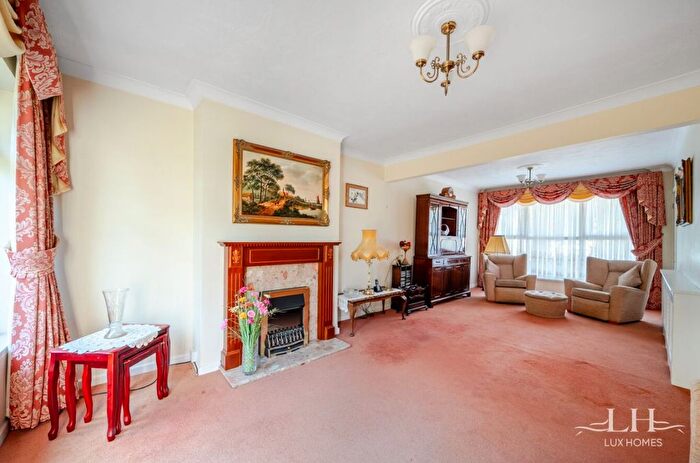 3 Bedroom Bungalow For Sale In Beverley Close, Emerson Park, RM11