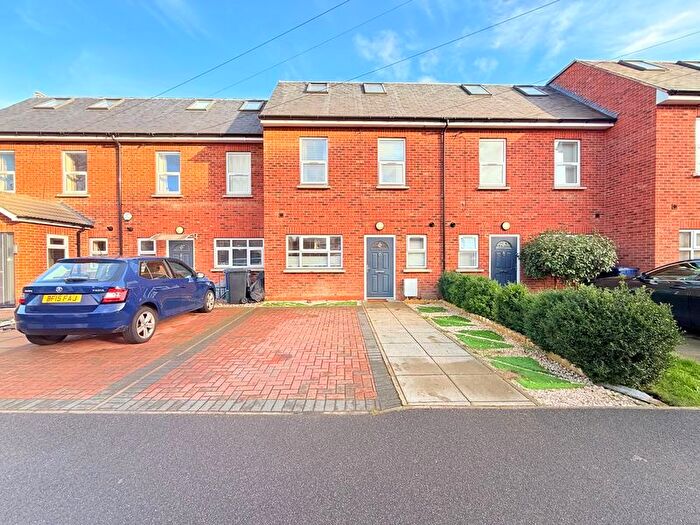4 Bedroom Town House For Sale In Langstone Mews, Southall, UB1