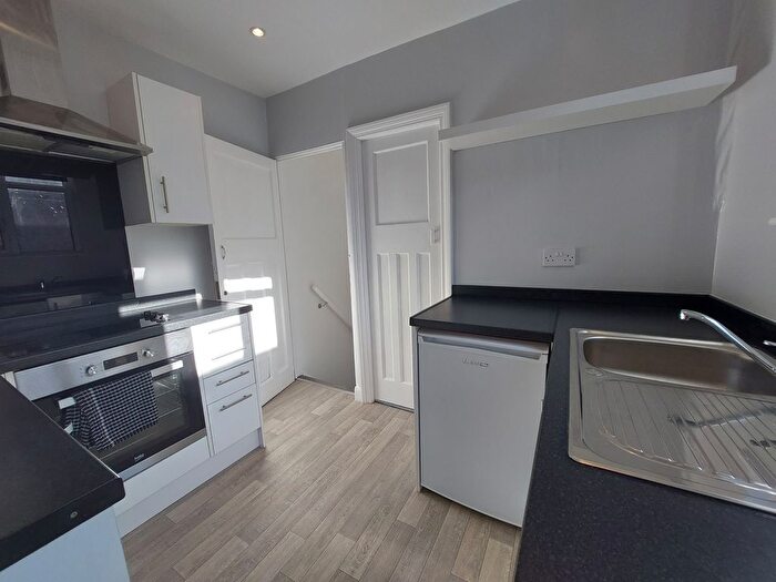 2 Bedroom Flat To Rent In Penton Avenue, Staines, TW18