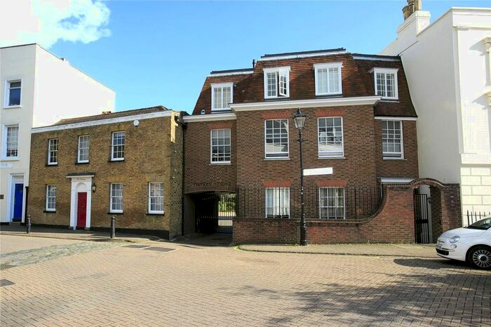 2 Bedroom Flat To Rent In Lower Square, Isleworth, Middlesex, TW7