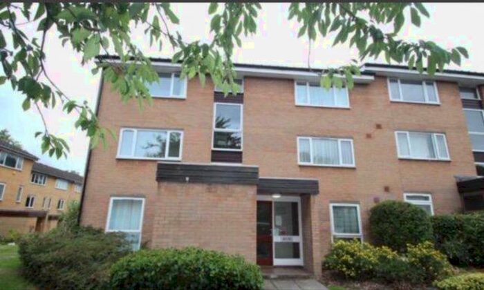 1 Bedroom Flat To Rent In Woodcroft Flats, Croydon, Surrey, CR0