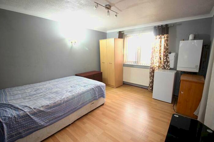 1 Bedroom Studio Flat To Rent In Guernsey Close, Hounslow, TW5