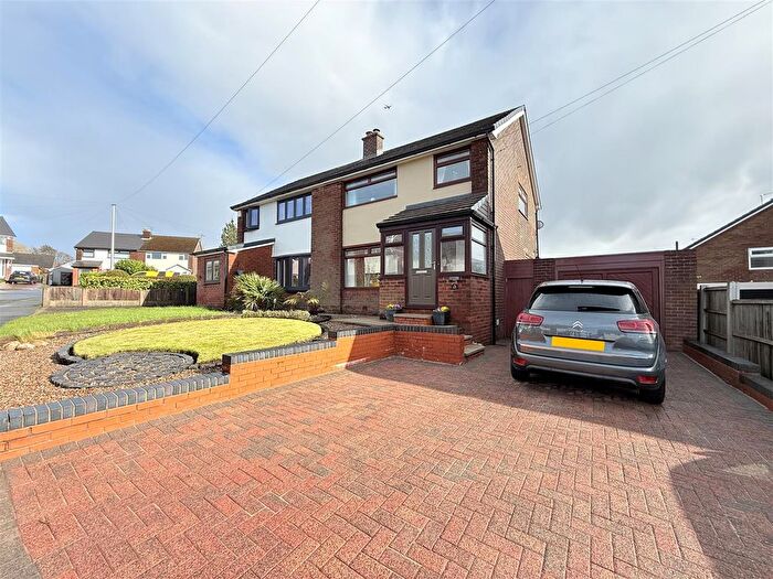 3 Bedroom Semi Detached House For Sale In Norwich Close, Dukinfield, SK16