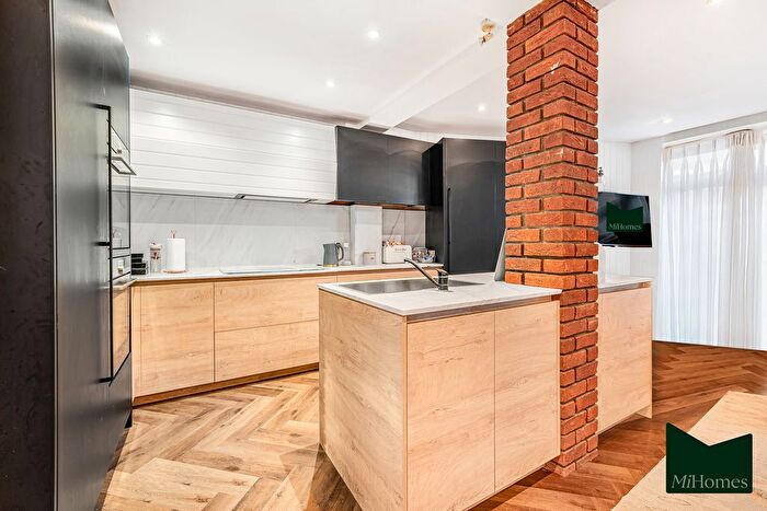 4 Bedroom Semi-Detached House To Rent In Walfield Avenue, Whetstone, N20