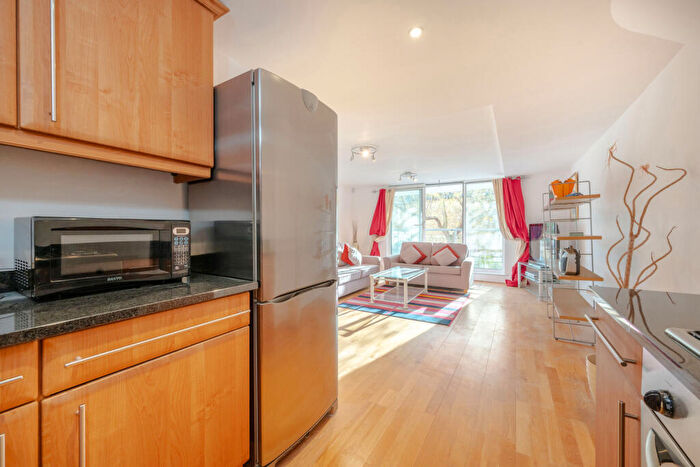 2 Bedroom Flat For Sale In Vineyard Path, Mortlake, SW14