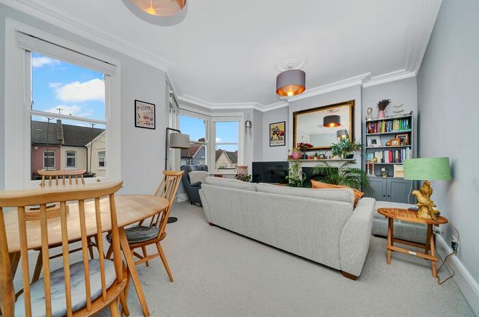 2 Bedroom Flat To Rent In Wightman Road, Harringey, N8