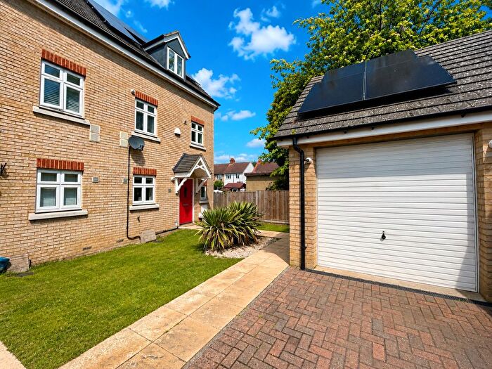 4 Bedroom End Terrace House For Sale In Oakley Gardens, Luton, Bedfordshire, LU4