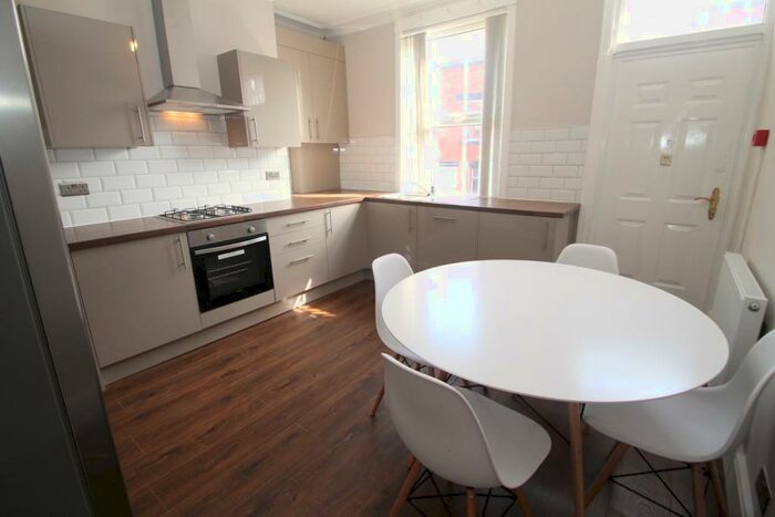 6 Bedroom Terraced House To Rent In Burchett Place, Woodhouse, LS6