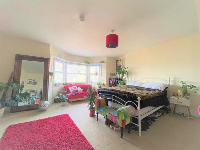 3 Bedroom Flat To Rent In Pavilion Parade, Brighton, BN2