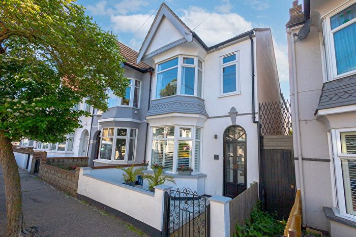 3 Bedroom Semi Detached House For Sale In Oakleigh Park Drive, Leigh-On-Sea, SS9