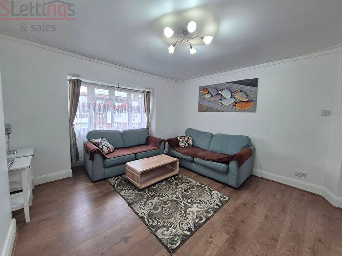 2 Bedroom Flat To Rent In Crest Road, NW2