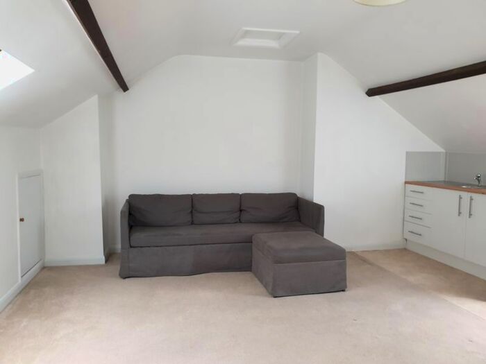 Studio To Rent In Lynchford Road, Farnborough GU14