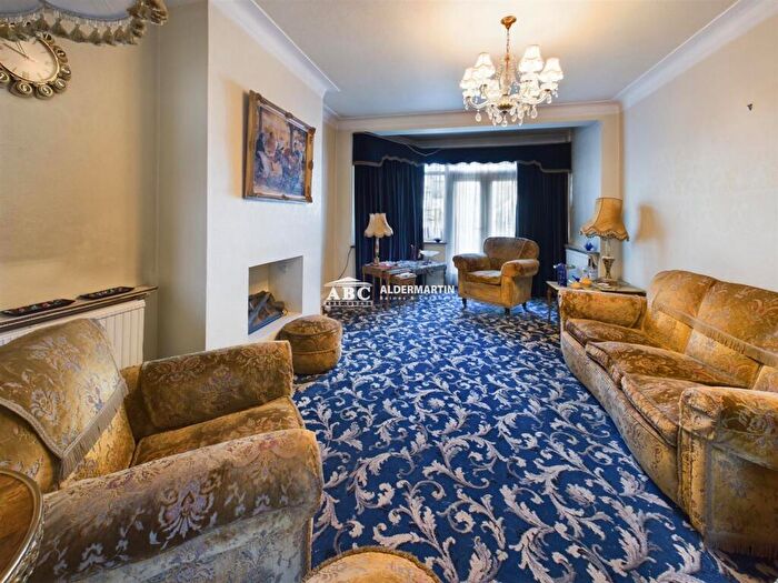 3 Bedroom Semi-Detached House For Sale In Westside, London, NW4