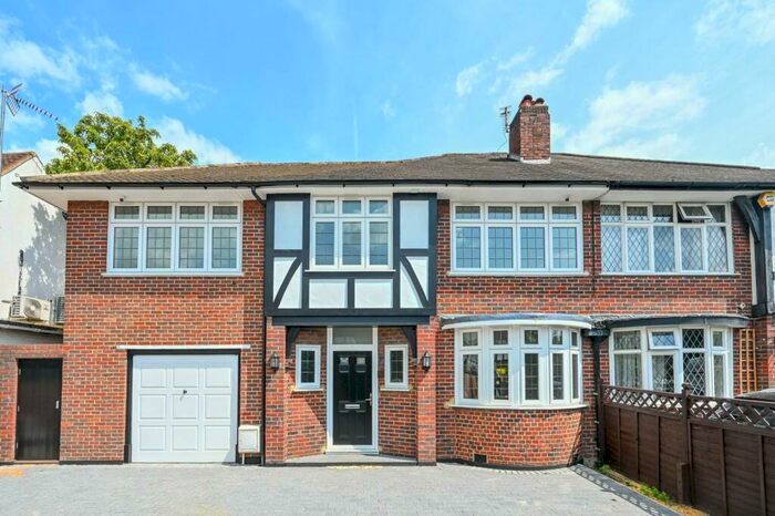 4 Bedroom Semi-Detached House To Rent In Malden Road, Worcester Park, KT4