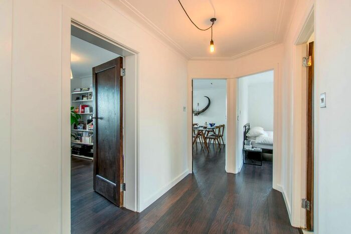 3 Bedroom Flat To Rent In Streatham High Road, Streatham, London, SW16