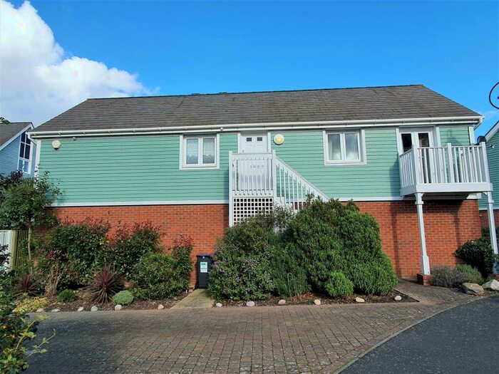2 Bedroom Apartment To Rent In The Lakes, Larkfield, ME20