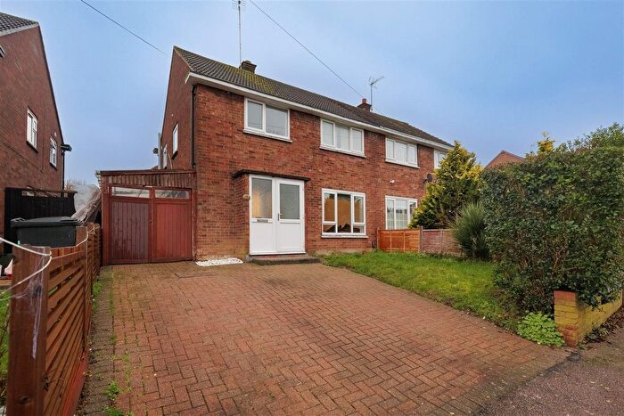 3 Bedroom Semi Detached House For Sale In Beaconfield Road, Epping, CM16