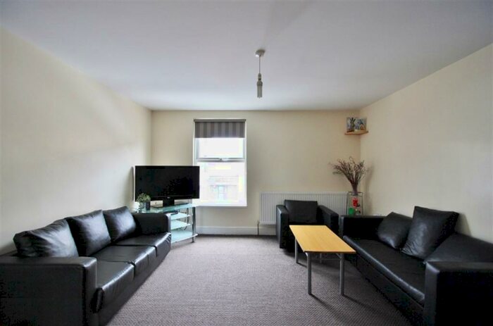 3 Bedroom Flat To Rent In Station Road, Manor Park, London, E12