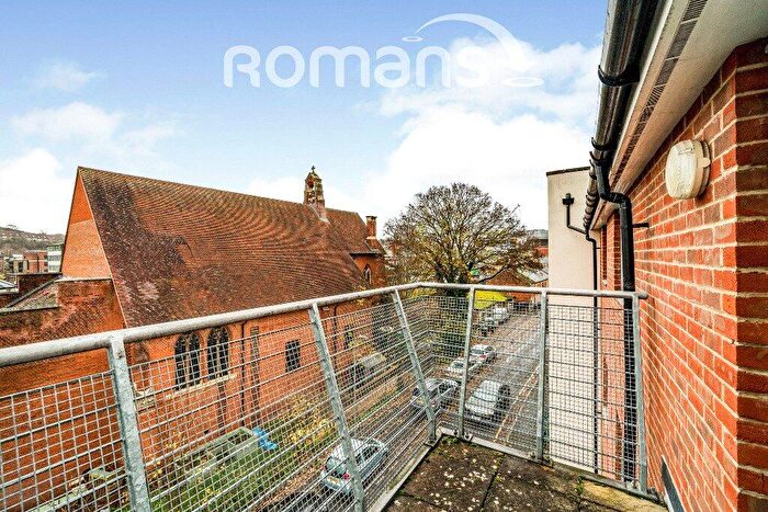 2 Bedroom Apartment For Sale In West End Road, High Wycombe, Buckinghamshire, HP11