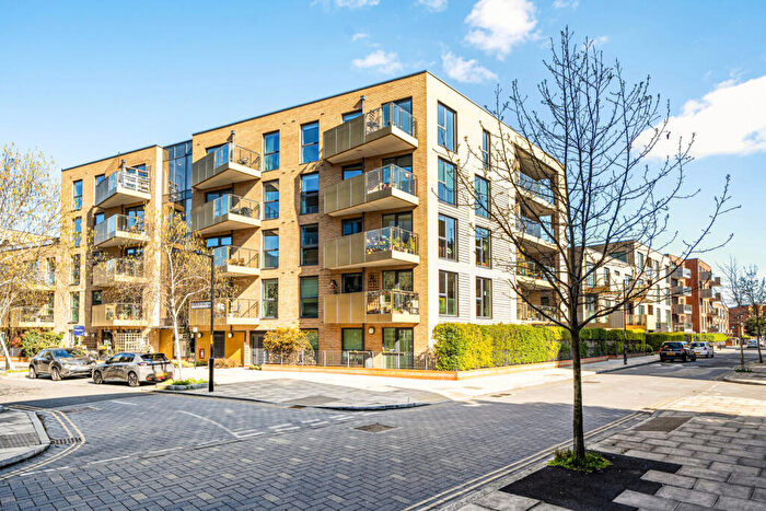 2 Bedroom Apartment For Sale In Dobson Walk, London, SE5