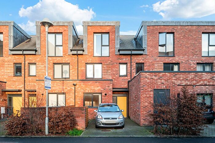 3 Bedroom Property For Sale In Reynard Way, Brentford, TW8