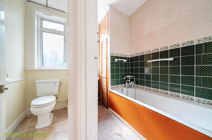 3 Bedroom Terraced House For Sale In Lyndhurst Road, Thornton Heath, CR7
