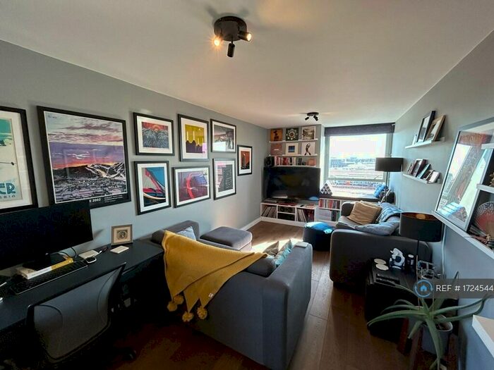 2 Bedroom Flat To Rent In Bramlands Close, London, SW11