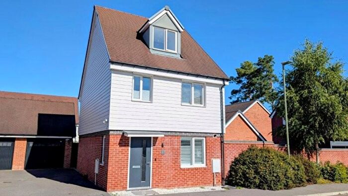 3 Bedroom Town House For Sale In Adlam Close, Bordon, Hampshire, GU35