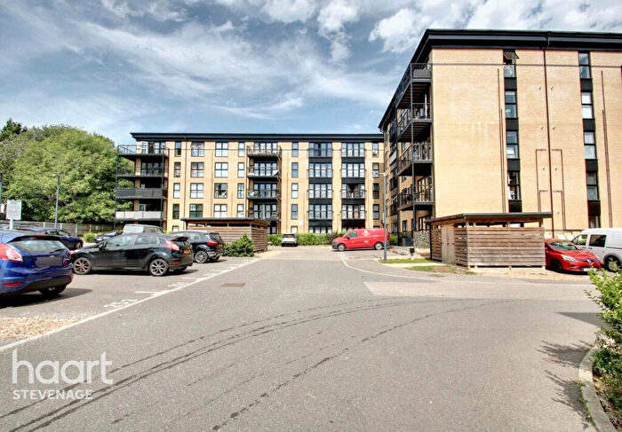 2 Bedroom Apartment For Sale In Giles Crescent, Stevenage, SG1