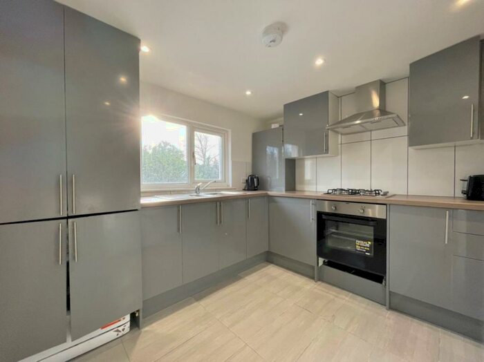 3 Bedroom Flat To Rent In Woodstock Avenue, Golders Green, NW11