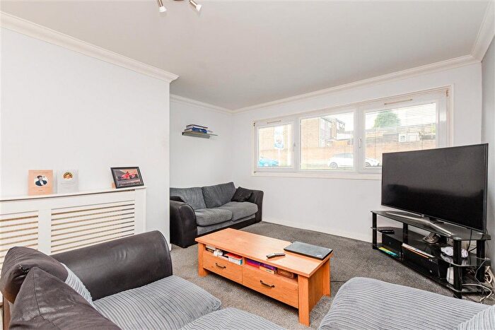1 Bedroom Maisonette For Sale In Ifield Way, Gravesend, Kent, DA12