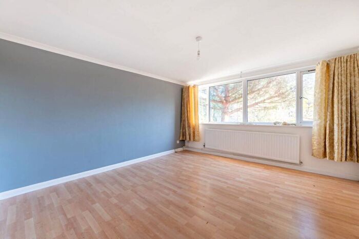 4 Bedroom Maisonette To Rent In Birchen Grove, Queensbury, London, NW9