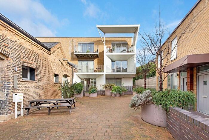 2 Bedroom Flat For Sale In Caledonian Road, London, N1