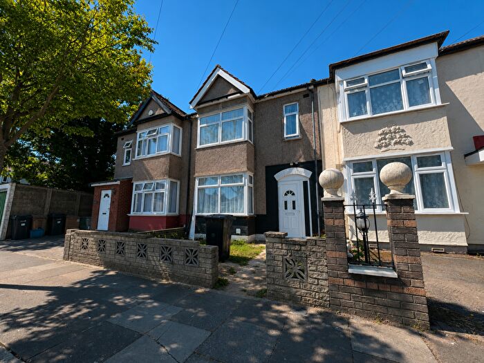4 Bedroom House To Rent In Abbey Road, Ilford, IG2