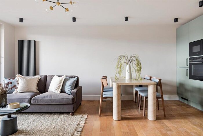 2 Bedroom Apartment For Sale In Aubrey Road Walthamstow, E17