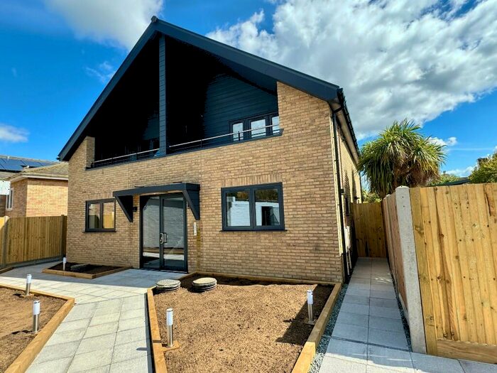 2 Bedroom Flat To Rent In High Street, Gillingham, Kent, ME8