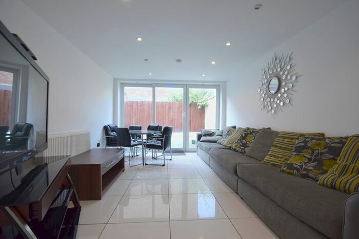 8 Bedroom Terraced House To Rent In Hirwain Street, Cathays, CF24