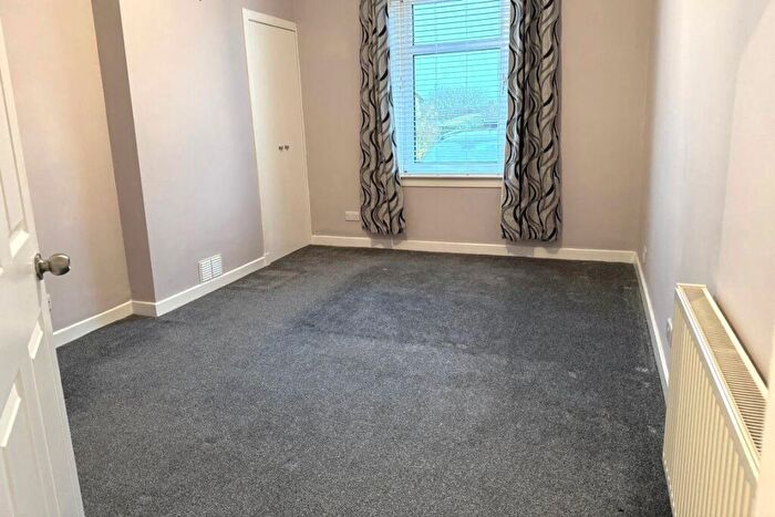 1 Bedroom Flat To Rent In Bed With Driveway & Garden Netherplace Rd, G77