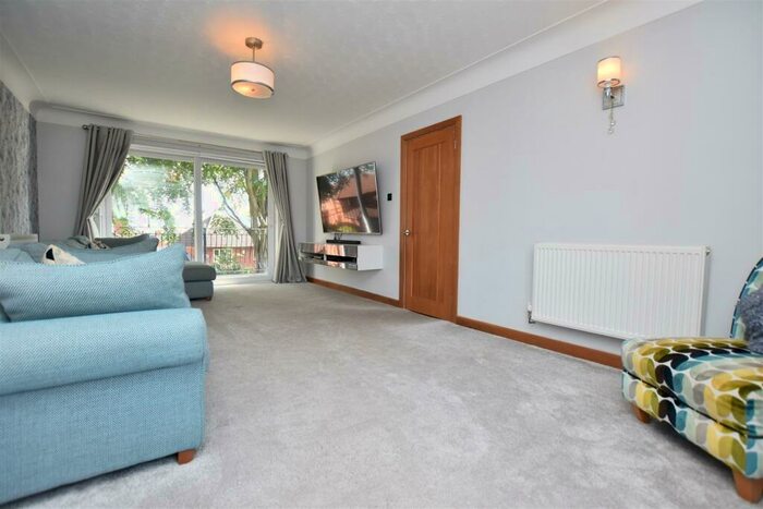 4 Bedroom Detached House For Sale In Glyn Avenue, Wrexham, LL12