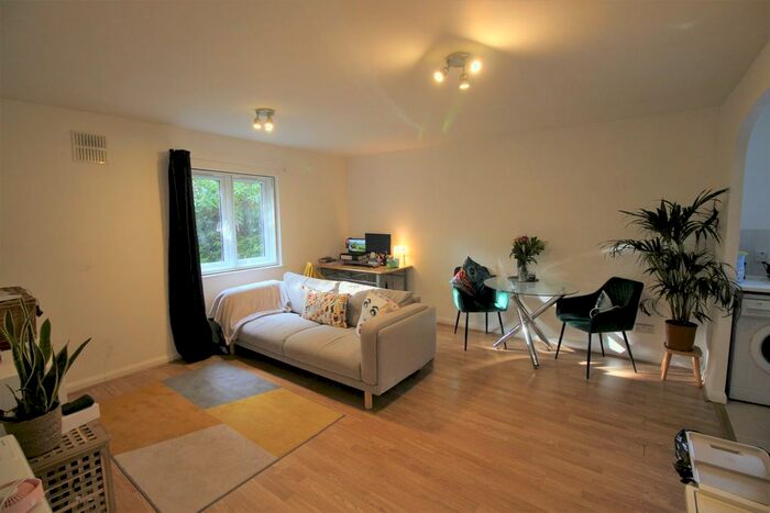 1 Bedroom Flat To Rent In Geraldine Court, Swynford Gardens, Hendon, NW4