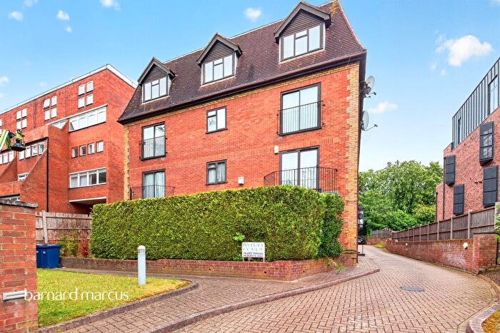 3 Bedroom Flat For Sale In Holden Avenue, London, N12