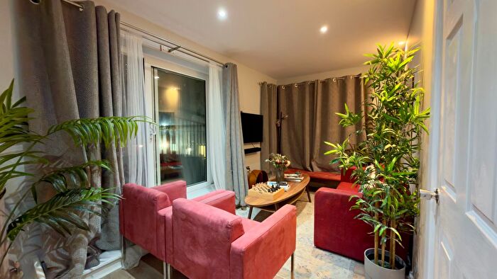 3 Bedroom Flat To Rent In Newport Avenue, London, E14