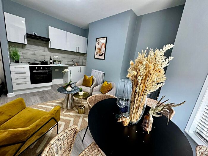 2 Bedroom Flat To Rent In Crescent Road, Plaistow, E13