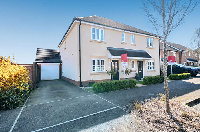 3 Bedroom Semi Detached House For Sale In Rowden Way, Alton, Hampshire, GU34